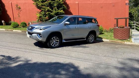 TOYOTA HILUX SW4 2.8 SRX 4X4 7 LUGARES 16V TURBO INTERCOOLER DIESEL 4P AUTOMÁTICO